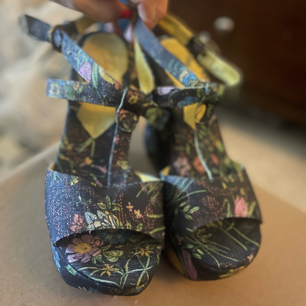 Floral Wedge Platform Sandals - Picture 3 of 5